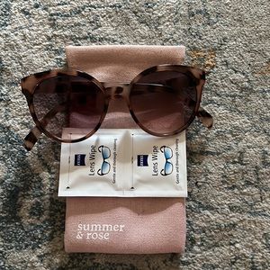😎🕶️ gently worn- tortoise shell sunglasses with light brown lenses.